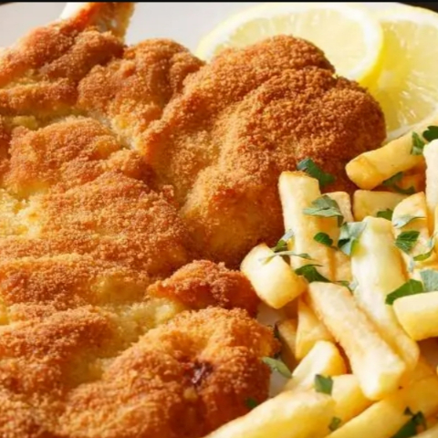 Delicioso peito de frango empanado