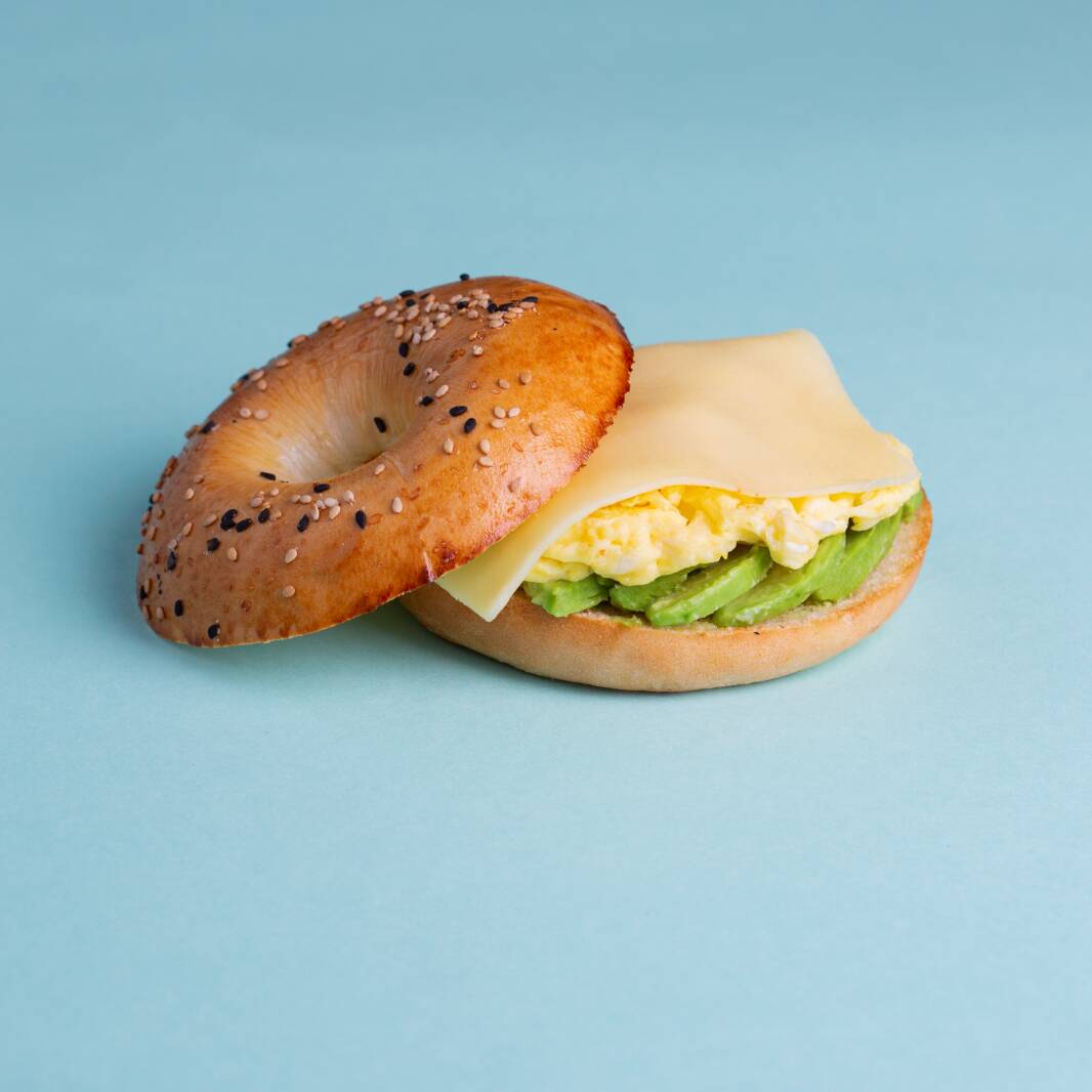 Sándwich Bagel de Huevo, Queso y Palta