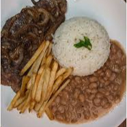Delicioso bife acebolado suculento e bem temperado, acompanhado de arroz branco soltinho, feijão branco saboroso e mix de legumes frescos e coloridos. Uma opção leve, nutritiva e com o toque de comida caseira que faz toda a diferença!