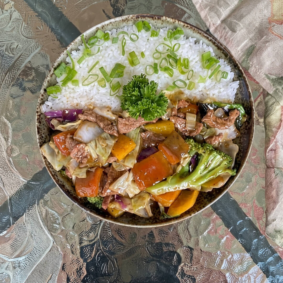 Carne ao molho especial do chef com legumes cenoura, brócolis, repolho e cebolinha, acompanha arroz japonês Gohan.