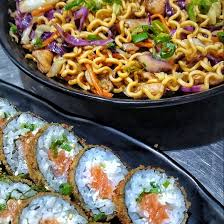 12 Hot Salmão + 1 Yakisoba Frango Grande