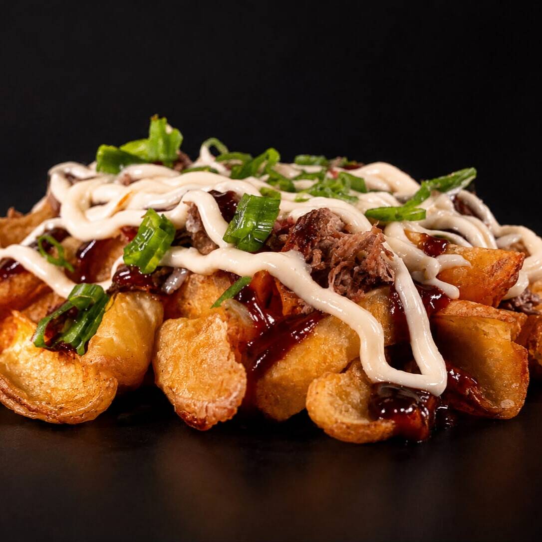 Batata canoa frita, costela desfiada, Catupiry Original, cebola picada, cebolinha e molho barbecue. ( Aprox.560g )