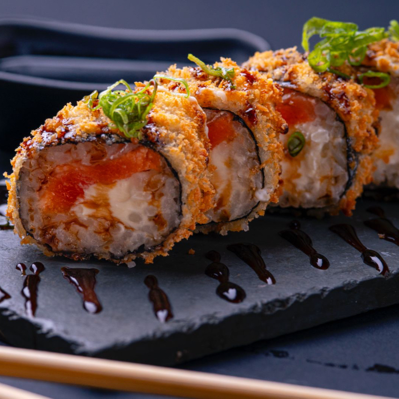 Hot Philadelphia, perfeitamente preparado com suculento salmão e rico cream cheese, envolto em uma fina camada de farinha. Este prato, composto por 10 peças.