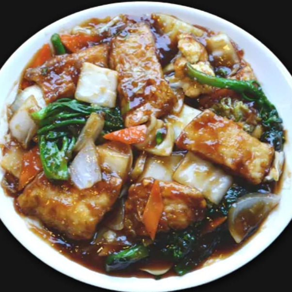 fatias de peixe panga com acelga, cebola, couve-flor, cenoura, repolho, brócolis, pimentão temperado ao molho shoyo.