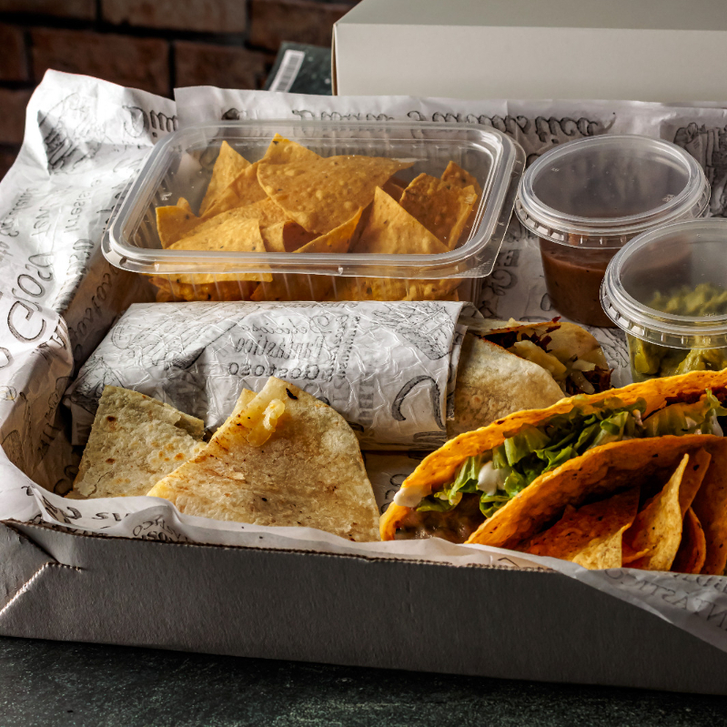 2 Porcão De Nachos E 6 Molhos (1 chillibeans, 1 Guacamole e 1 Sour cream), 2 Quesadilla De Queijo, 2 Quesadilla De Carne Com Queijo, 4 Burritos De Carne Especial Da Casa, 2 Tostitacos Com Molho Especial Da Casa e 2 Burritos De Banoffee - Autoria Da Casa!! Vale Cada Mordida