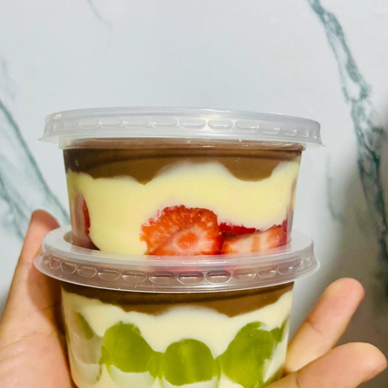 Nosso brigadeiro branco, com morango fresco e nosso brigadeiro de chocolate bem cremosos, feitos na hora.