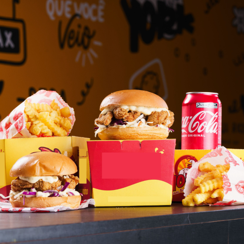 Você leva 2 Lanches York Crunchy + 2 Batatas Fritas Individuais + 1 Coca-Cola Lata. Serve 2 pessoas. Foto ilustrativa.