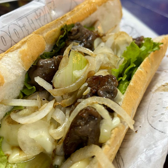 Pão de sal brigite+ espeto de misto+ alface+ pasta de alho+ tomate+ cebola+ queijo