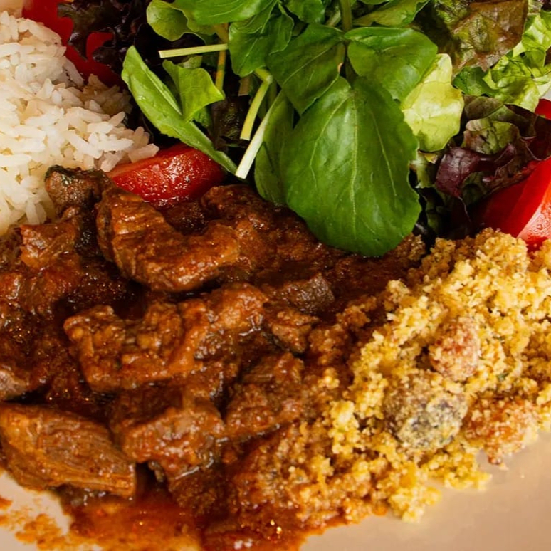 Picadinho de alcatra servido com feijão vermelho, arroz branco, farofa crocante, salada On Fire