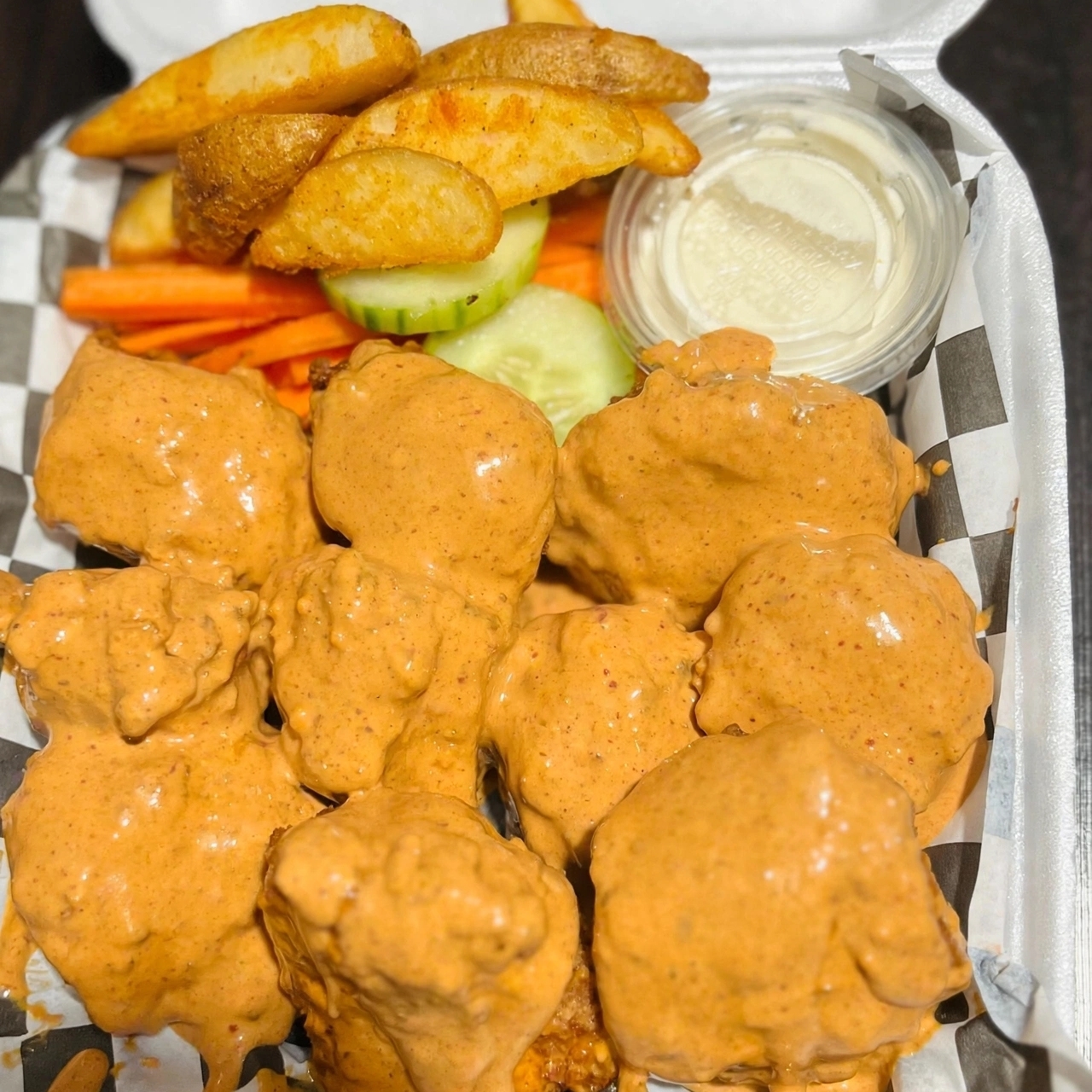 Boneles de 10 pzs 3 salsas mas papas gajo