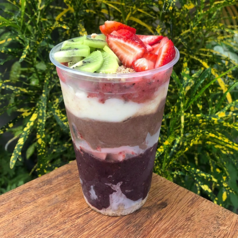 Deleite-se com o nosso 'Casadinho' de 500ml. Uma combinação harmoniosa de metade creme luxuosamente suave e metade açaí refrescante e nutritivo. Para incrementar a sua experiência gastronômica, oferecemos a oportunidade de personalizar o seu prato com três acompanhamentos gratuitos à sua escolha. Cada mordida é uma explosão de sabores que certamente irá encantar o seu paladar. Montado com amor e cuidado por nós, este prato é um deleite irresistível que vai te fazer pedir mais!
