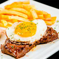 Tenro bife de contra file, arroz,dois ovos, fritas e feijão