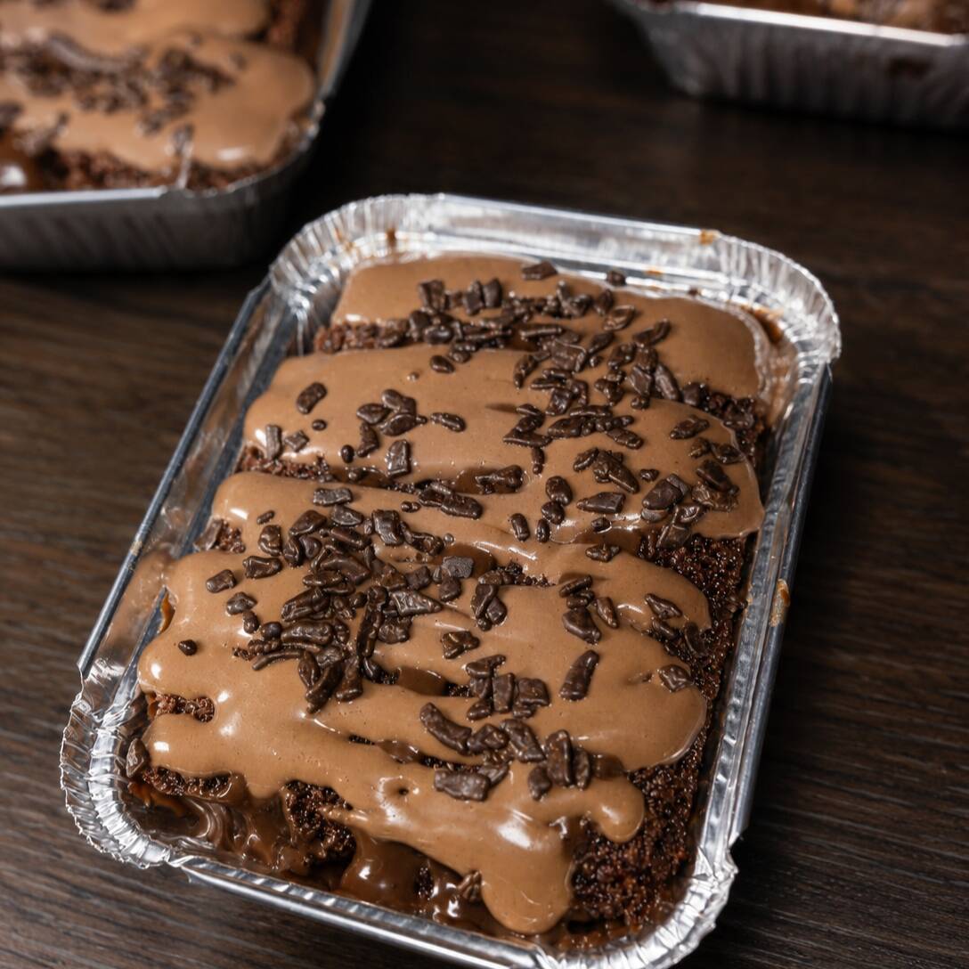 Bolo de chocolate recheado com ganache blend e com uma calda de brigadeiro por cima