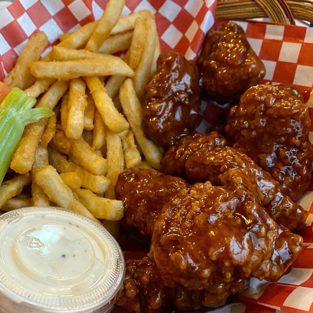 7 Pzas Alitas y Papas a la Francesa