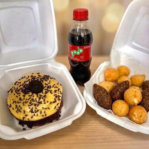 Delicioso bolo mini vulcão sabor Africano, com muito chocolate e recheio cremoso, acompanhado de 10 minis salgados + 1 refrigerante Mini Goob.