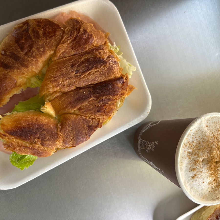 Combo Cuernito + Capuchino 🥐