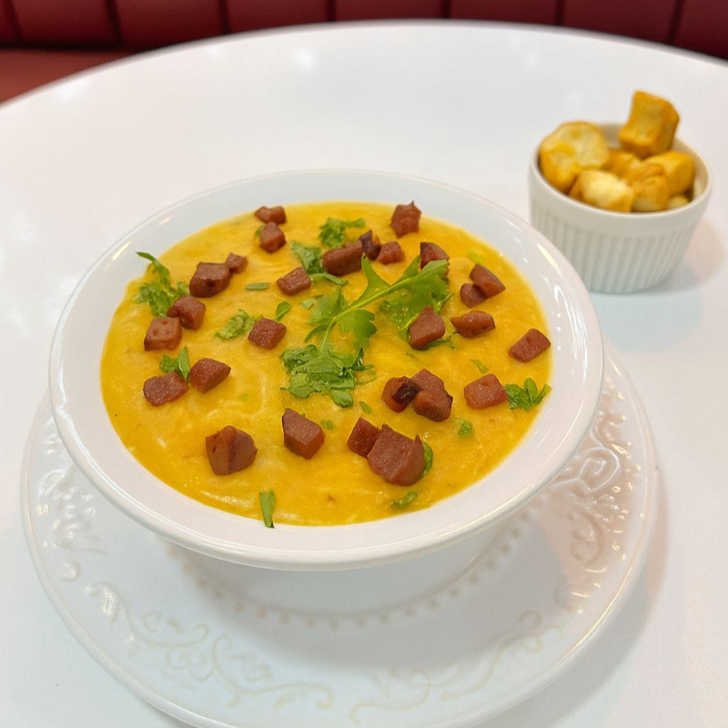 Nosso delicioso caldo de frango a base de macaxeira,cenoura,jerimun ,frango desfiado e milho verde.