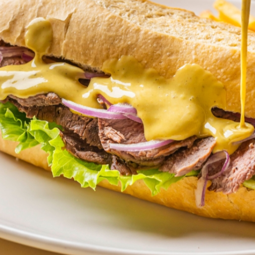 Nossa baguete francesa, quentinha e macia, recheada com carne nobre bovina grelhada suculenta (110g in natura), cebola roxa, alface americana e nosso exclusivo molho secreto (60g). 
Obs.: Os produtos são pesados in natura e podem apresentar variação de peso e tamanho após o preparo.