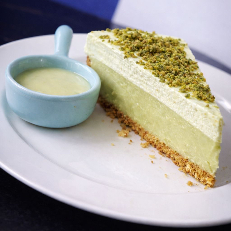 Noff de pistache recheado com brigadeiro de Pistache e mousse de Cheesecake de Pistache. Acompanha Calda de Pistache.