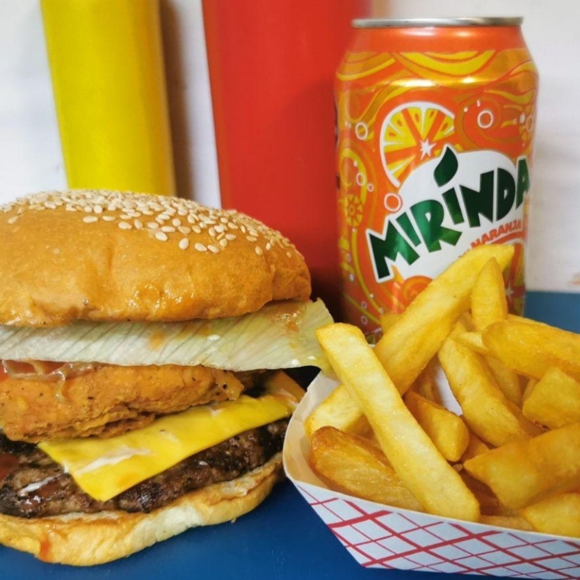 COMBO HAMBURGUESA DE POLLO EMPANIZADO