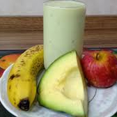 Abacate,banana,mamão e maçã batido no Liquidificador com leite integral e açúcar 400ml