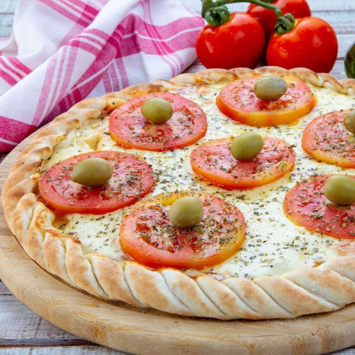 Massa tradicional com molho de tomate , muçarela , fatias de tomate finalizada com azeitona e oréganoa
