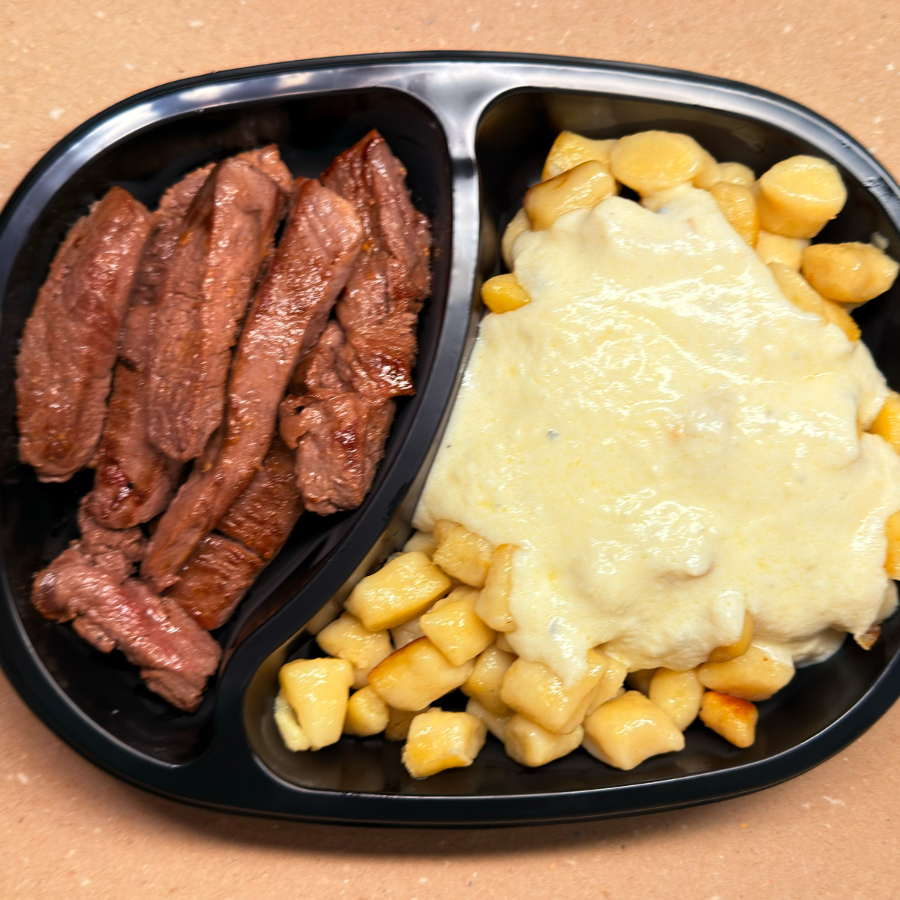 Nhoque caseiro ao molho de queijos com suculentas tiras de mignon grelhadas !