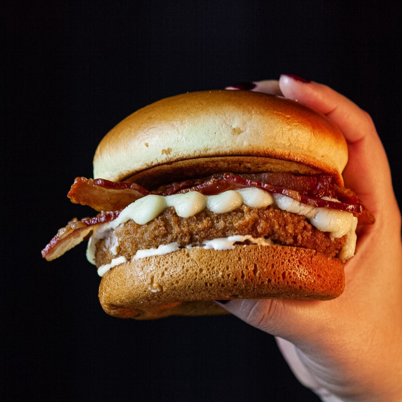 Pão de brioche, maionese, hambúrguer de frango 130g empanado e frito, Catupiry Original e bacon.