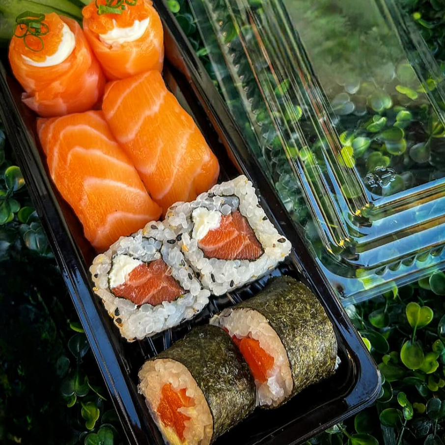 2 Joe tartar, 2 Sushi de Salmão, 2 Uramaki filadelphia. 2 Hossomaki de salmão