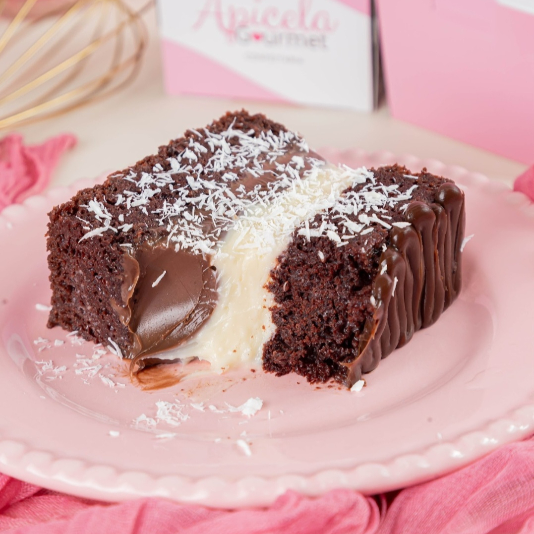 Massa de chocolate 50% suuper molhadinha, recheio cremoso com pedaços de coco, e de chocolate para deixar esse bolo delicioso. Finalizado com coco ralado, huum super delícia ... Aprox 160g