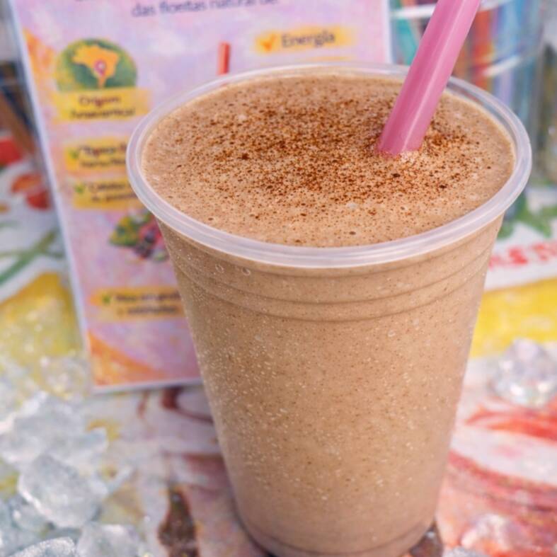 Banana fresca batida com guaraná em pó, leite em pó, castanhas e amendoim, combinada ao toque marcante do cappuccino. Uma vitamina cremosa, intensa e naturalmente energética — o verdadeiro combustível pra despertar o corpo, focar a mente e colocar você naquele pique de verdade. Consumo Imediato pois leva Banana.