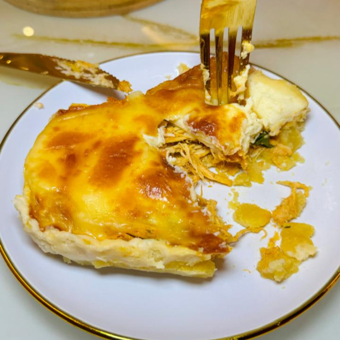Contém massa de empadão bem levinha, frango desfiado bem molhadinho, requeijão, finalizado com mussarela gratinada. Dica: caso queira comer o empadão quentinho, retire da marmita e esquente por 60seg no microondas =)