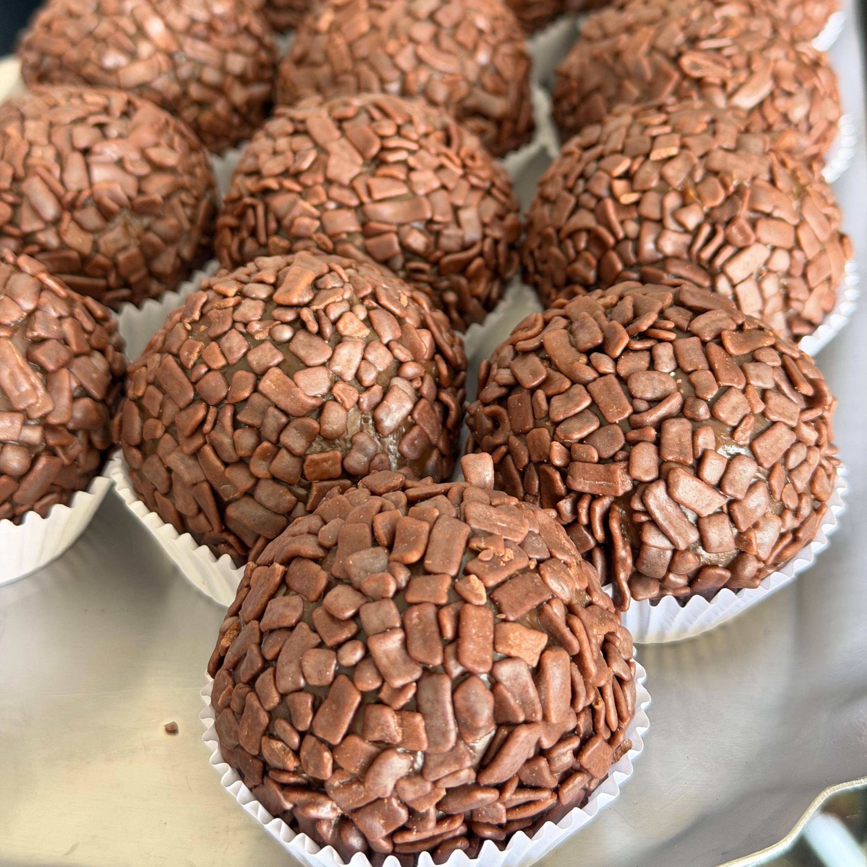 Delicioso brigadeiro ao leite de panela totalmente artesanal, a sobremesa perfeita pra qualquer hora do dia. Aproximadamente 90g.