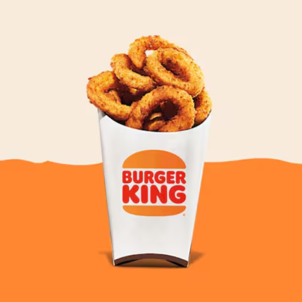 Cebolas cortadas em forma de anéis, empanadas com uma leve camada de farinha de rosca já temperada, fritas em óleo bem quente. Estão sempre fresquinhas e crocantes. Você pode levá-las para acompanhar seu sanduíche ou até mesmo sua salada preferida. Têm um sabor único. Uma verdadeira delícia!