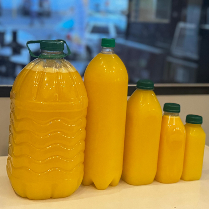 Suco de Laranja, somente o caldo, feito na hora, sem conservantes, sem açúcar e água.