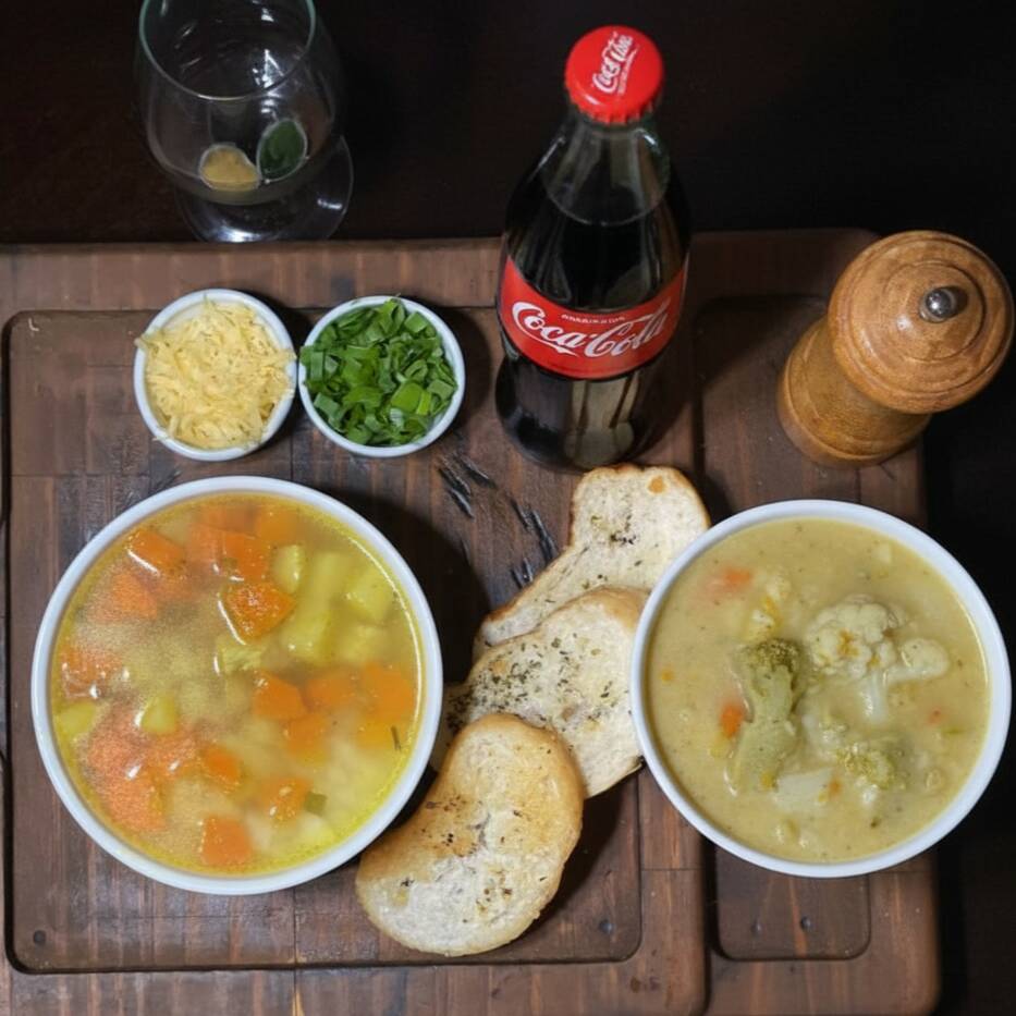 Combinado com 2 deliciosas sopas 1 Canja e 1 Sopa de legumes com frango, acompanha uma Coca Cola 600ml