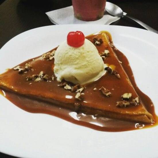 Crepa con cajeta y helado