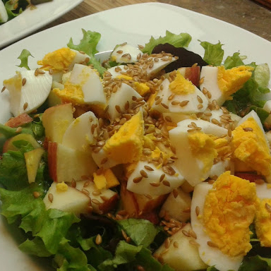 Alface crespa Roxa e Verde, Tomate Cereja, Ovos de Codorna, Maçã, Queijo Parmesão ralado, Croutons dourados, Azeite de Oliva e Sal.