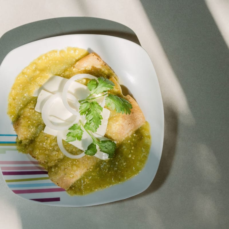 Pechuga de Pollo Jugosa sobre Enchiladas