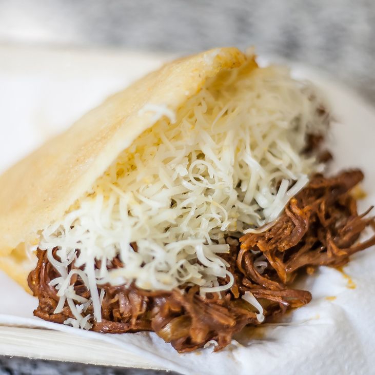 Arepa de Carne Desmechada y Queso Costeño