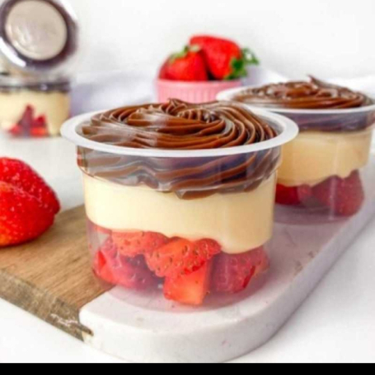 Morangos selecionados picado, creme de ninho, creme de chocolate e finalizado com granulados de chocolate. pote 160grs