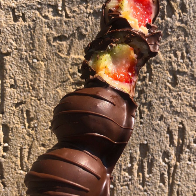 Delicioso espetinho de brigadeiro de ninho e morangos,cobertos com cobertura de chocolate e finalizados com granulado . A alegria da criançada chegou....