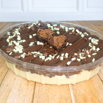 Camadas de creme leitinho e creme de chocolate intercaladas com Brownie chocolatudo! Tamanho p, 1 litro. Serve Aprox 4 pessoas .