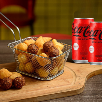 Combo de Salgadinhos Mistos – 15g cada Delicie-se com uma seleção irresistível de mini salgadinhos feitos com carinho e qualidade! Cada unidade pesa 15g e o combo vem com sabores variados, ideal para quem ama experimentar de tudo um pouco: Coxinha cremosa Queijo & Presunto Enroladinho de Salsicha Queijo Kibe crocante Risole de Carne Calabresa Não curte algum sabor? Sem problema! É só informar nas observações que a gente personaliza pra você.