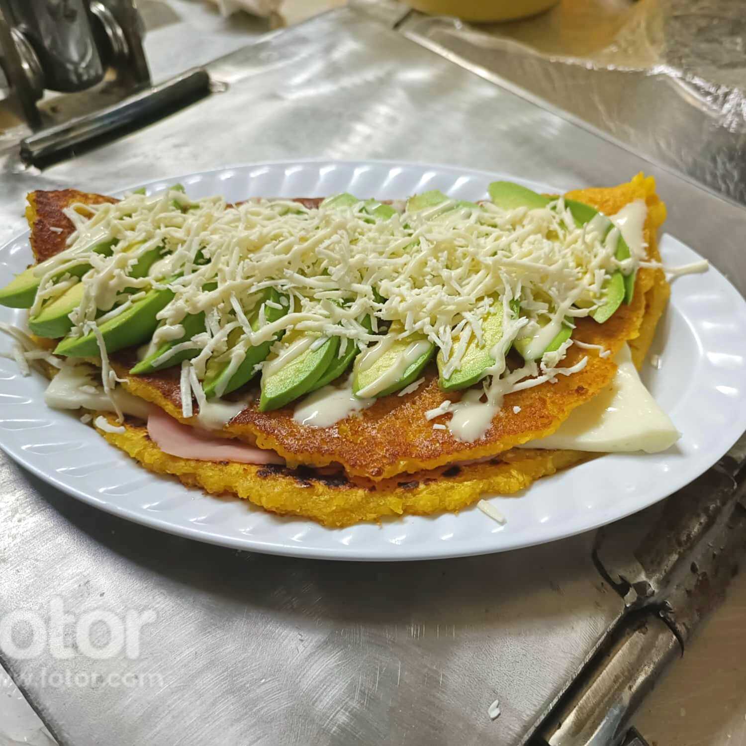 Cachapa con Aguacate y Queso de Mano