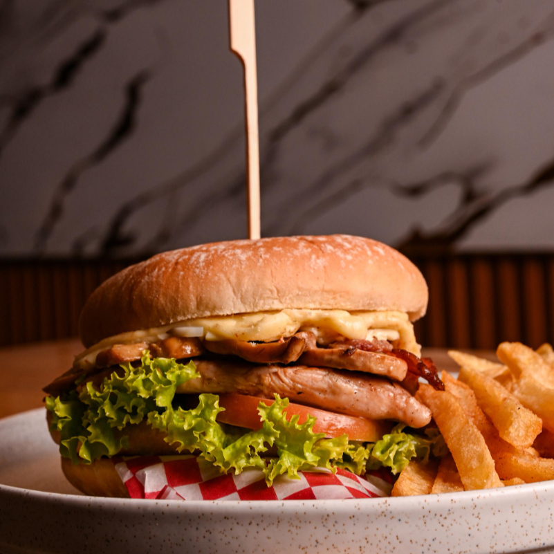 HAMBURGUESA POLLO EN SALSA DE CHAMPIÑONES