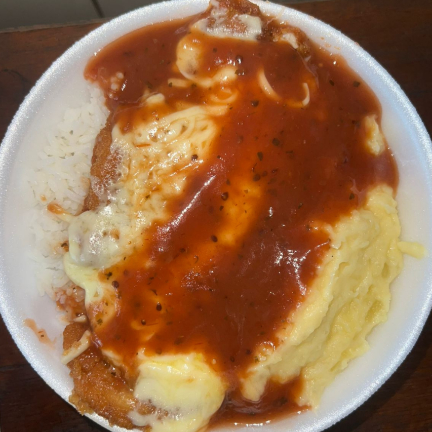 Acompanhamentos: Arroz, Purê de Batatas e Bife à Parmegiana e salada