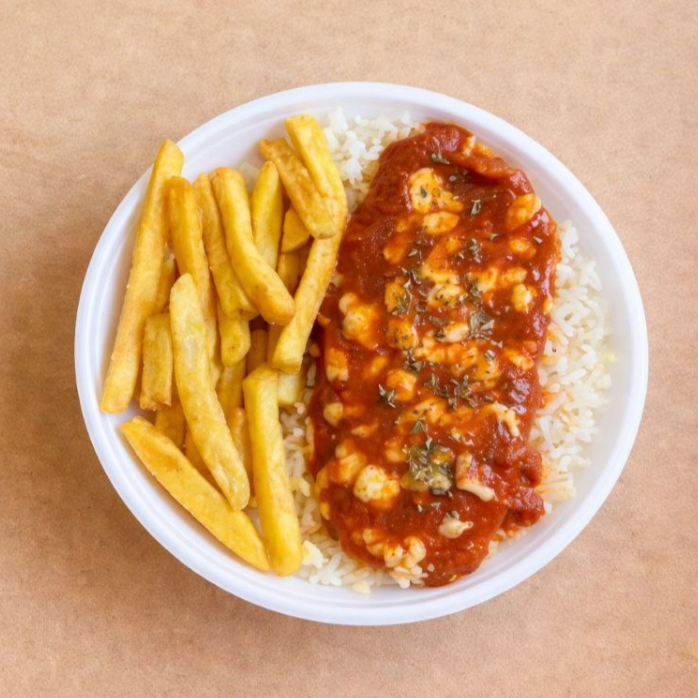 arroz, batata frita, feijão, parmegiana de frango.