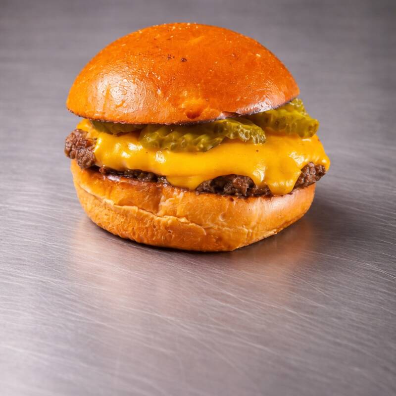 150g carne , queijo cheddar, pickles, cebola picada, mostarda e ketchup.