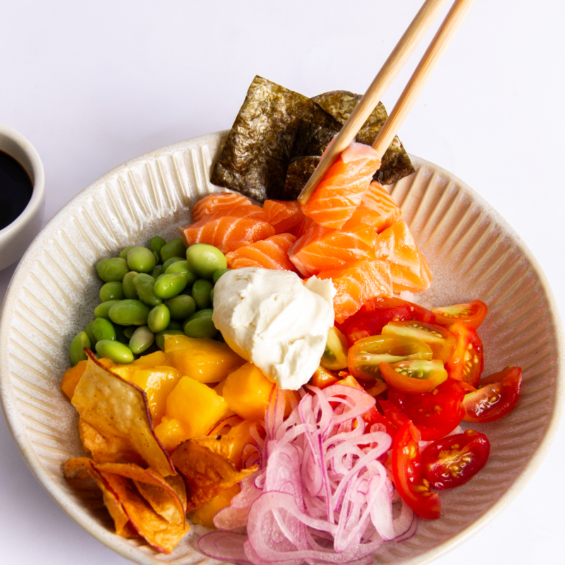 Salmão Fresco, ArrozJaponês, Sunomono, Nori, Manga, Tomate Cereja, Cebola Roxa, Cream Cheese